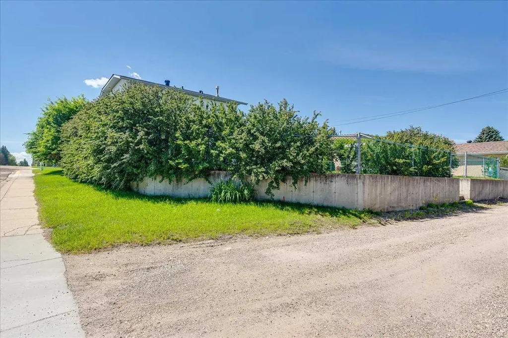 4804 44 Street Innisfail AB T4G 1M7