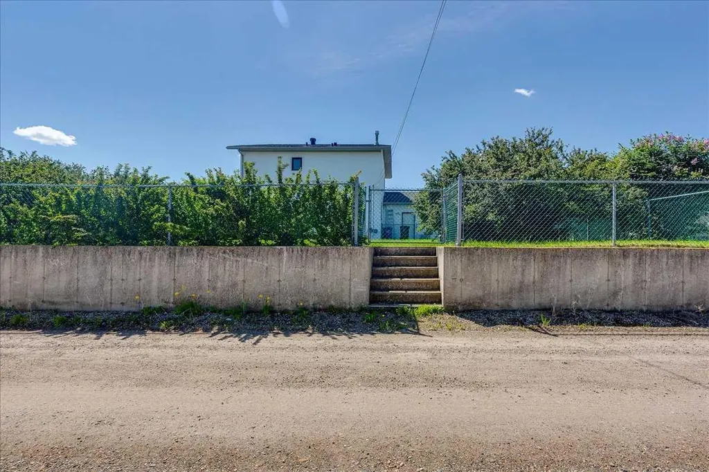 4804 44 Street Innisfail AB T4G 1M7