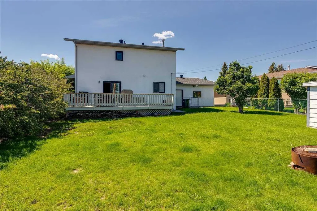 4804 44 Street Innisfail AB T4G 1M7
