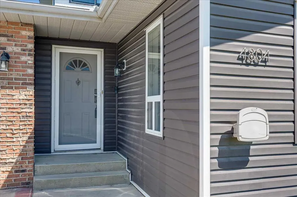4804 44 Street Innisfail AB T4G 1M7
