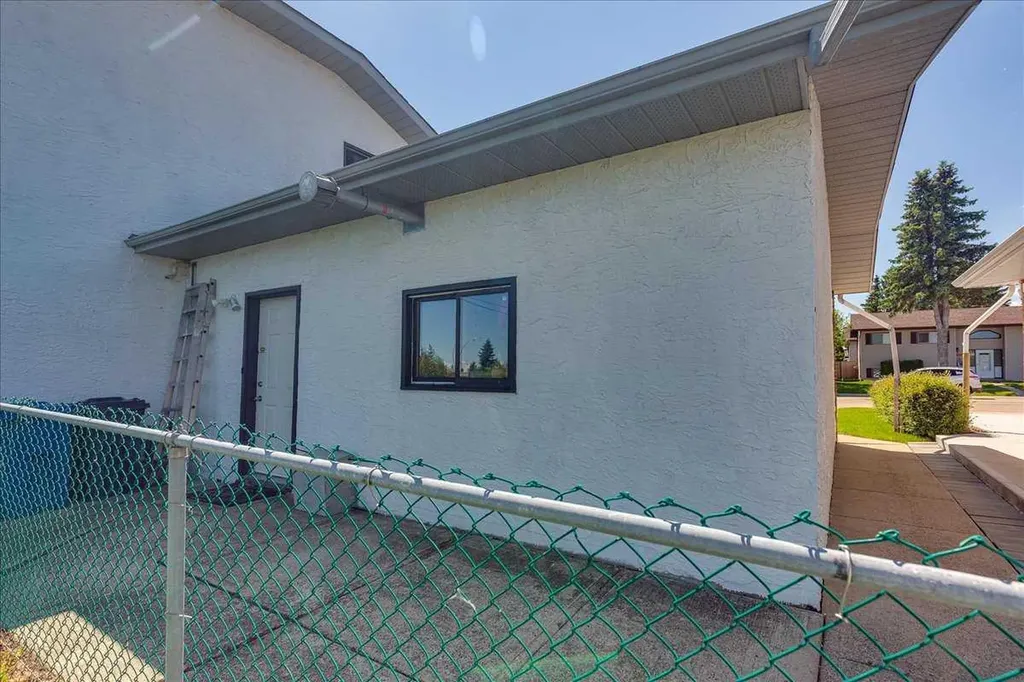 4804 44 Street Innisfail AB T4G 1M7
