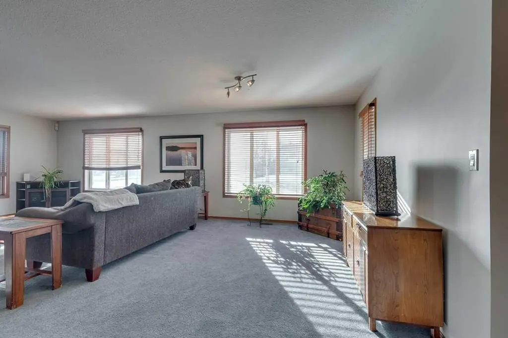 4804 44 Street Innisfail AB T4G 1M7