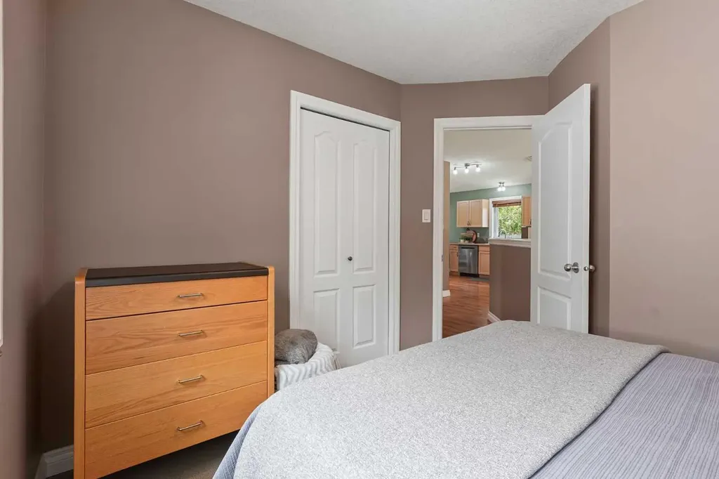 15 Mt Rundle Place W Lethbridge AB T1K 7B5