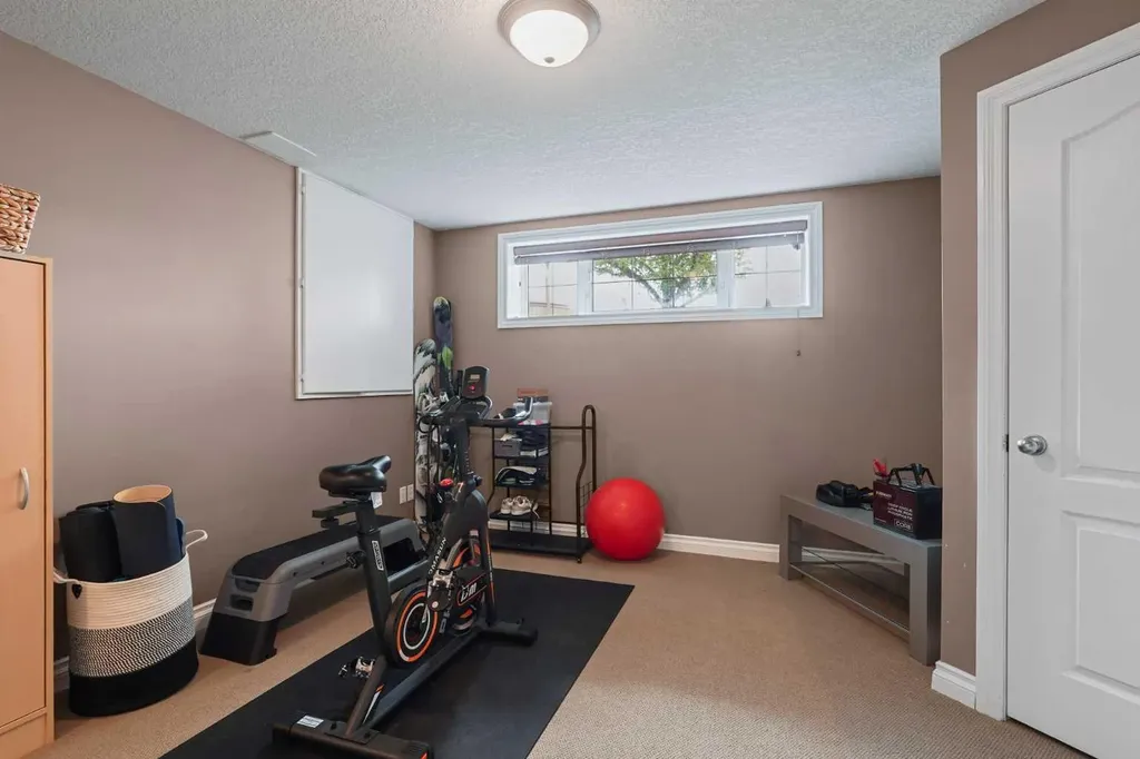 15 Mt Rundle Place W Lethbridge AB T1K 7B5