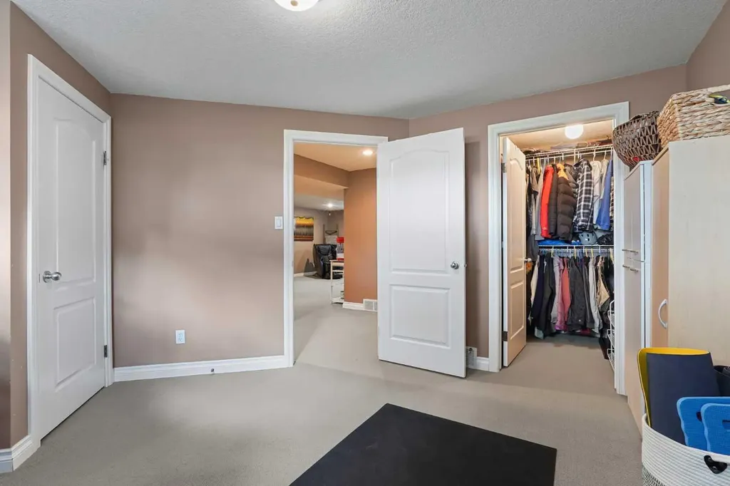 15 Mt Rundle Place W Lethbridge AB T1K 7B5