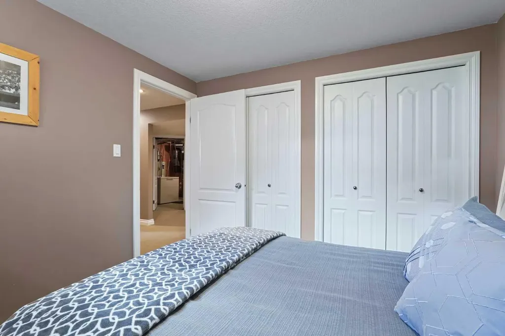 15 Mt Rundle Place W Lethbridge AB T1K 7B5