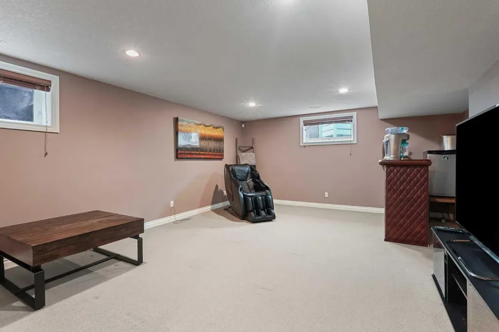 15 Mt Rundle Place W Lethbridge AB T1K 7B5