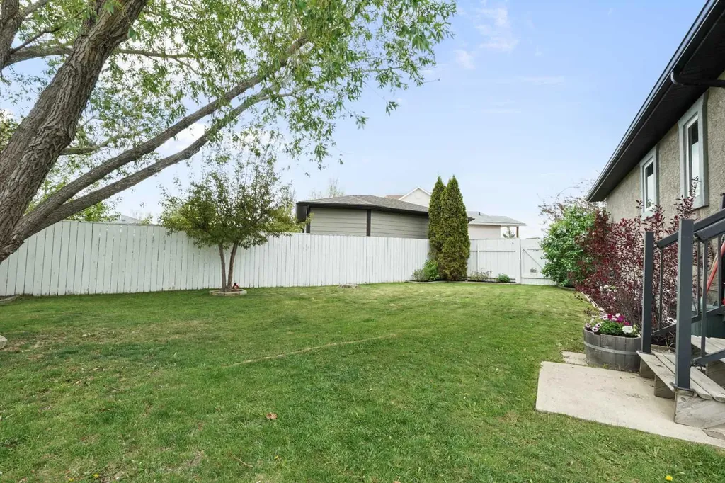 15 Mt Rundle Place W Lethbridge AB T1K 7B5
