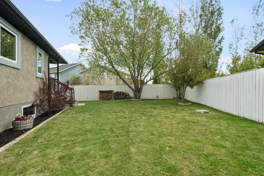 15 Mt Rundle Place W Lethbridge AB T1K 7B5
