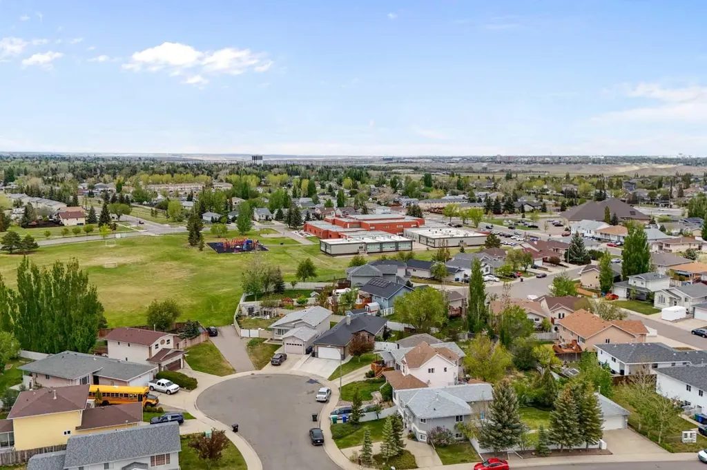 15 Mt Rundle Place W Lethbridge AB T1K 7B5