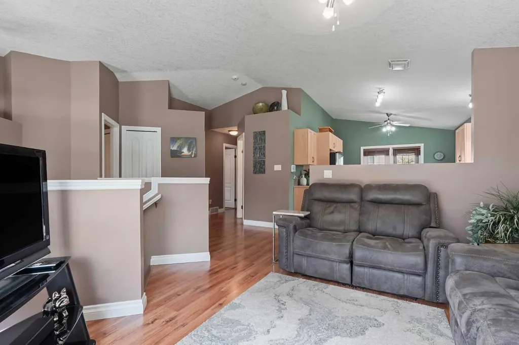 15 Mt Rundle Place W Lethbridge AB T1K 7B5