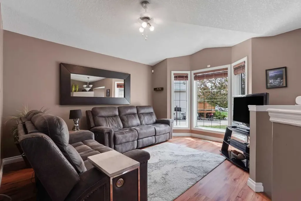 15 Mt Rundle Place W Lethbridge AB T1K 7B5