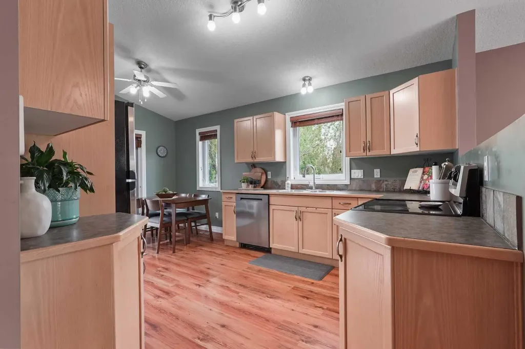 15 Mt Rundle Place W Lethbridge AB T1K 7B5