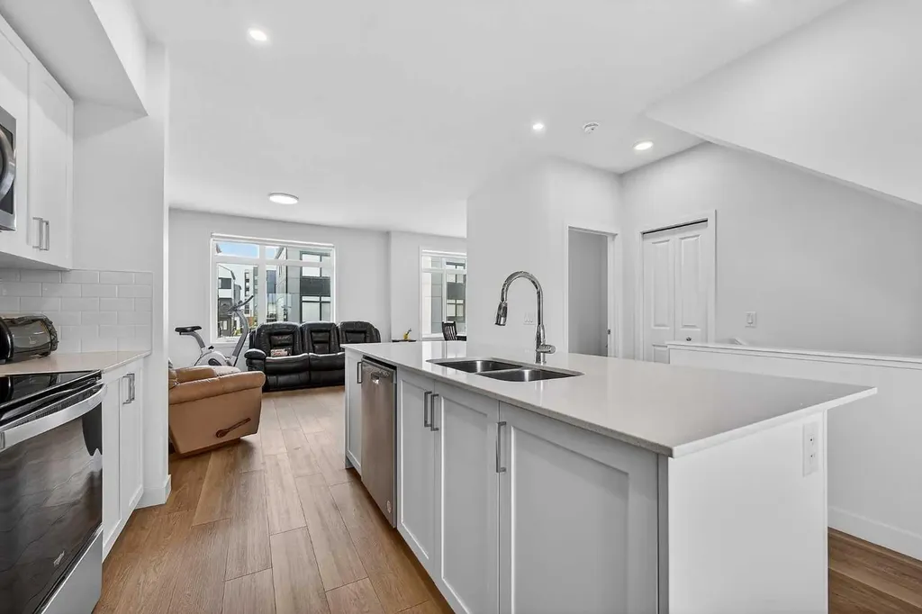 8562 19 Avenue SE Calgary AB T2A 0M8