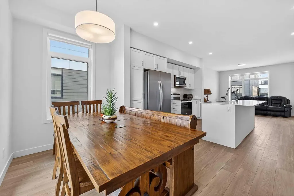 8562 19 Avenue SE Calgary AB T2A 0M8