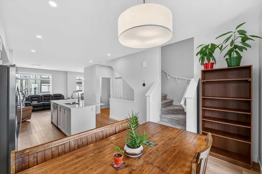 8562 19 Avenue SE Calgary AB T2A 0M8