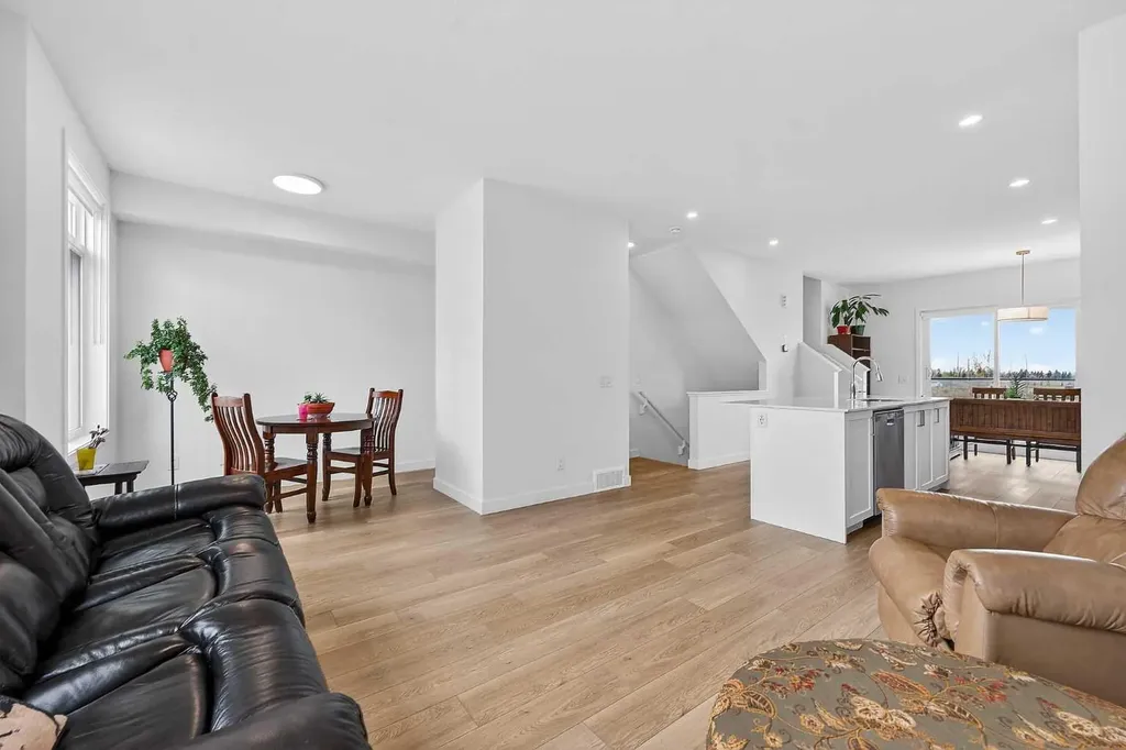 8562 19 Avenue SE Calgary AB T2A 0M8