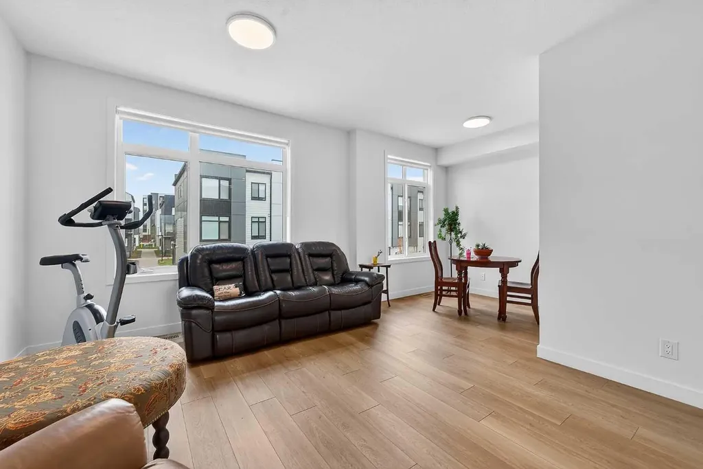 8562 19 Avenue SE Calgary AB T2A 0M8