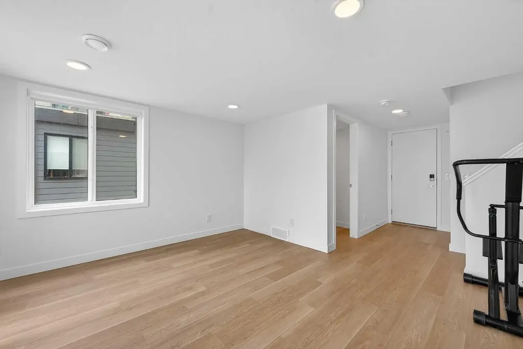 8562 19 Avenue SE Calgary AB T2A 0M8