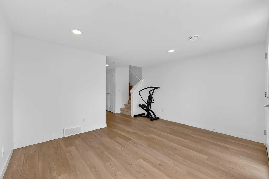 8562 19 Avenue SE Calgary AB T2A 0M8