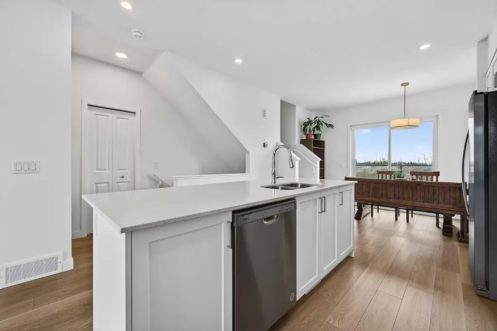 8562 19 Avenue SE Calgary AB T2A 0M8