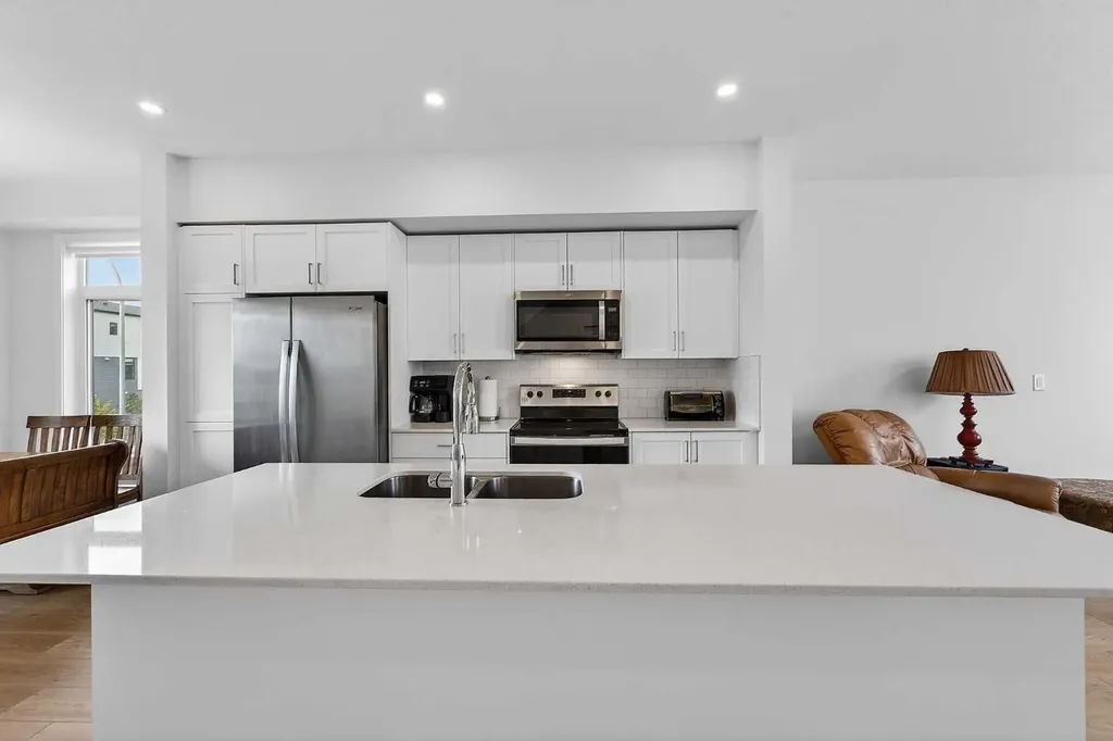 8562 19 Avenue SE Calgary AB T2A 0M8