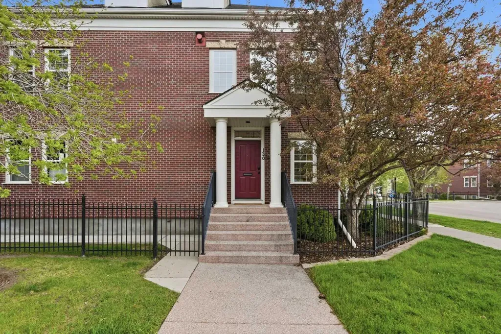 130 Garrison Square SW Calgary AB T2T 6B2