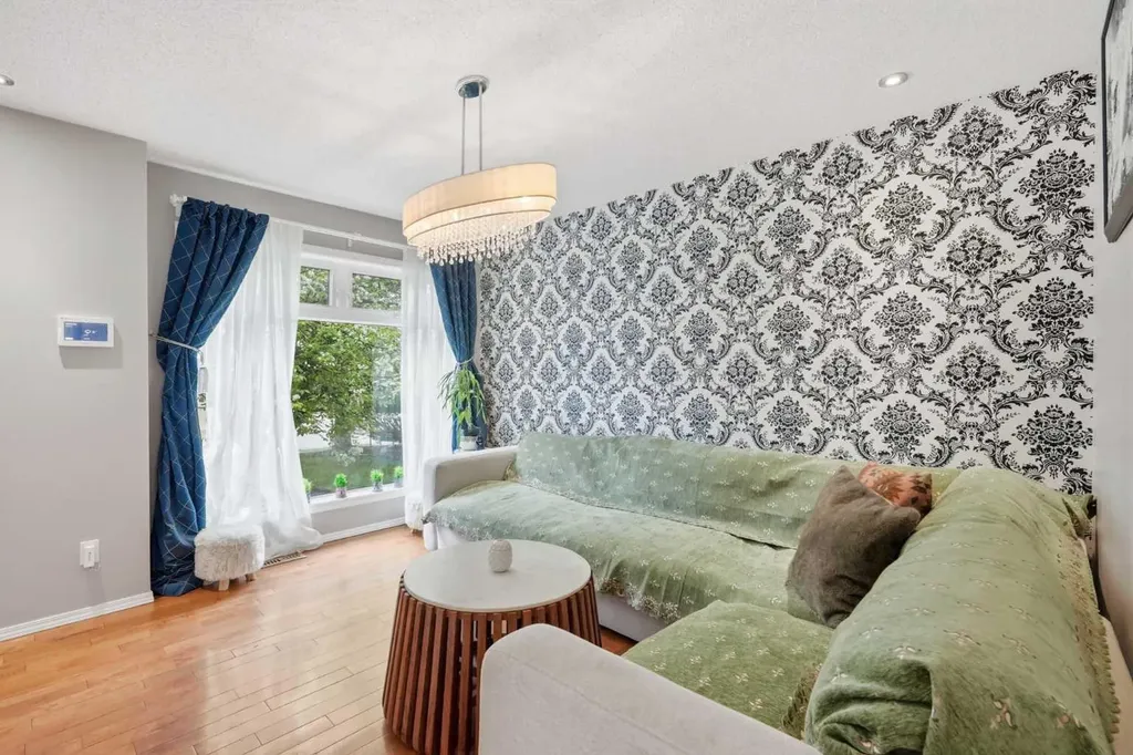 49 Shawbrooke Close SW Calgary AB T2Y 3A5