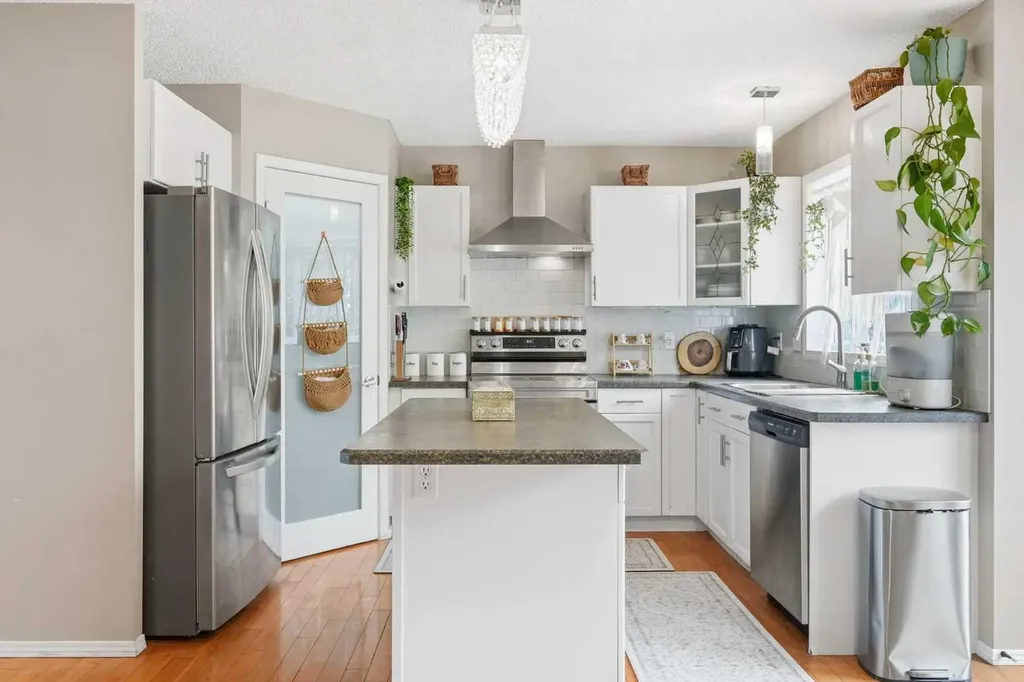 49 Shawbrooke Close SW Calgary AB T2Y 3A5