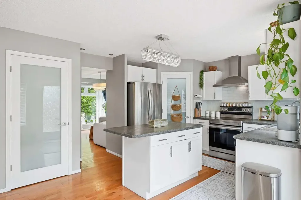 49 Shawbrooke Close Calgary AB T2Y 3A5