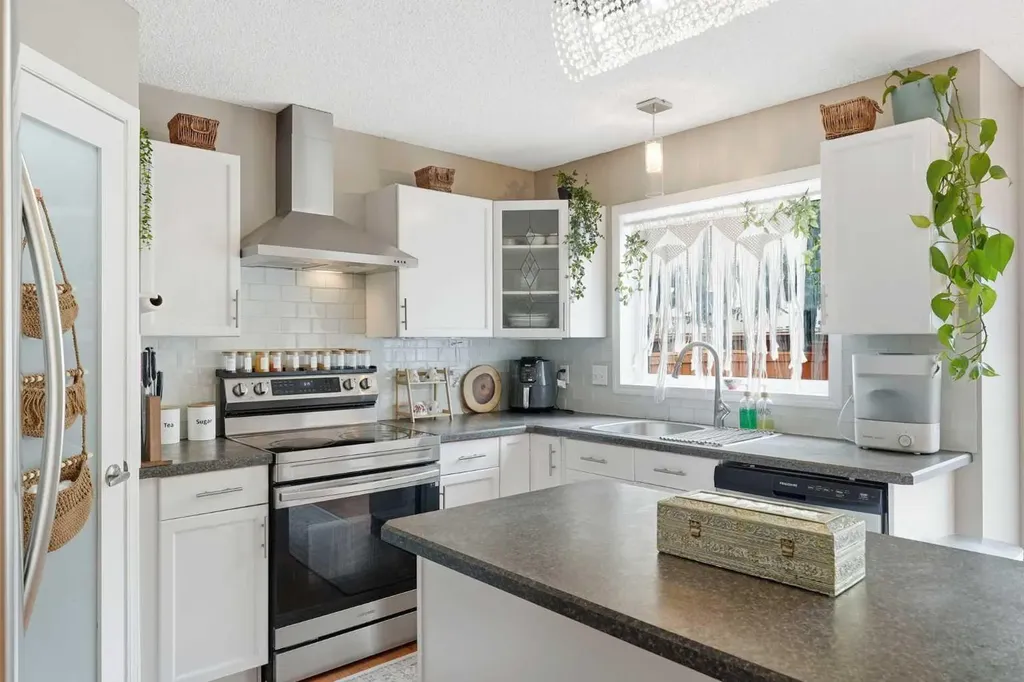 49 Shawbrooke Close Calgary AB T2Y 3A5