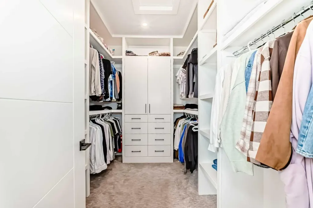 3221 Kinsale Road SW Calgary AB T3E 4S1