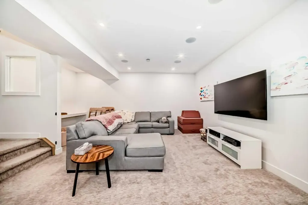 3221 Kinsale Road SW Calgary AB T3E 4S1
