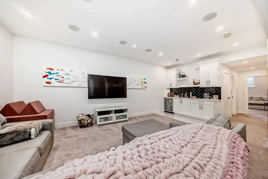 3221 Kinsale Road SW Calgary AB T3E 4S1