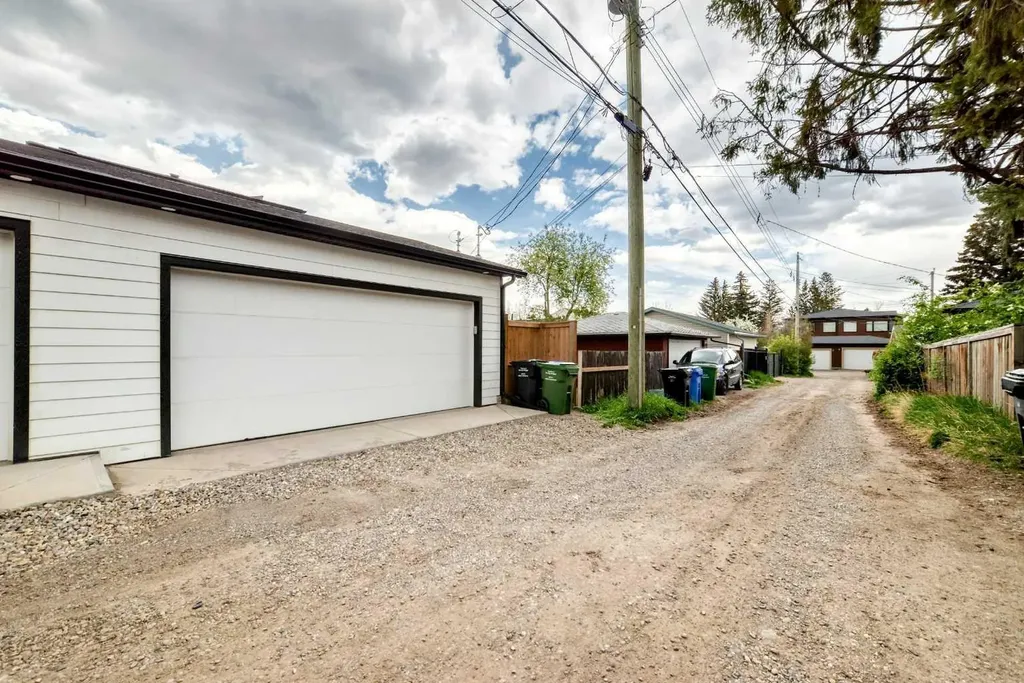 3221 Kinsale Road SW Calgary AB T3E 4S1