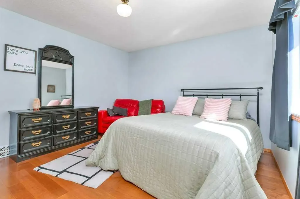 8 Petticoat Lane Lacombe AB T4L 1T6