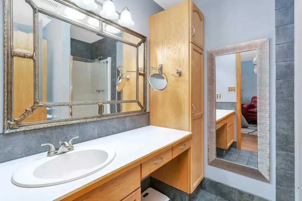 8 Petticoat Lane Lacombe AB T4L 1T6