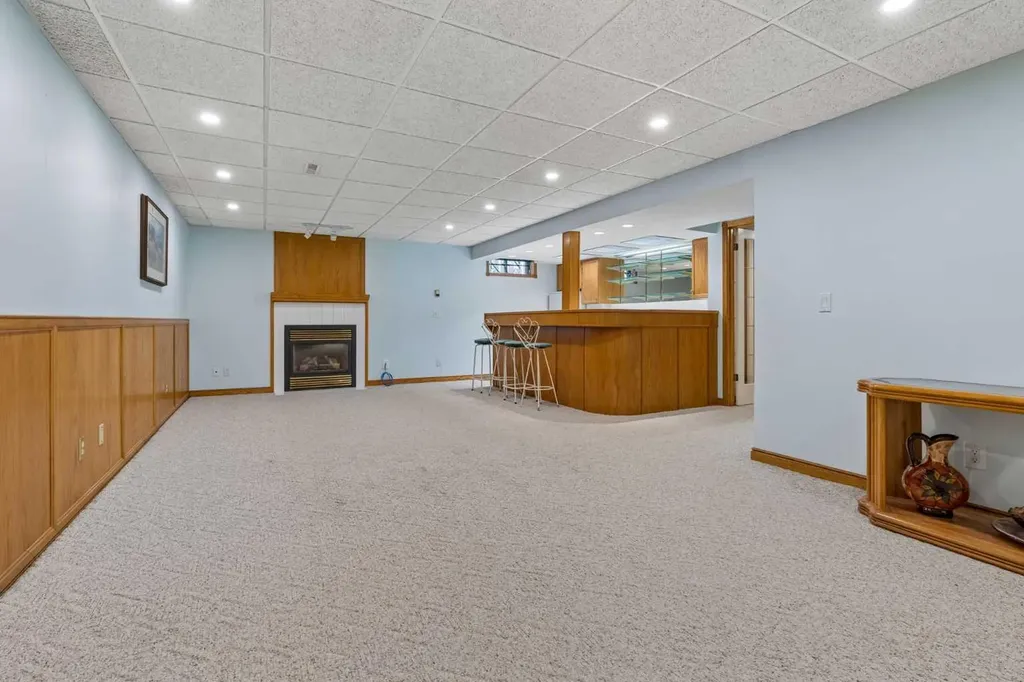 6751 34 Avenue NE Calgary AB T1Y4M1