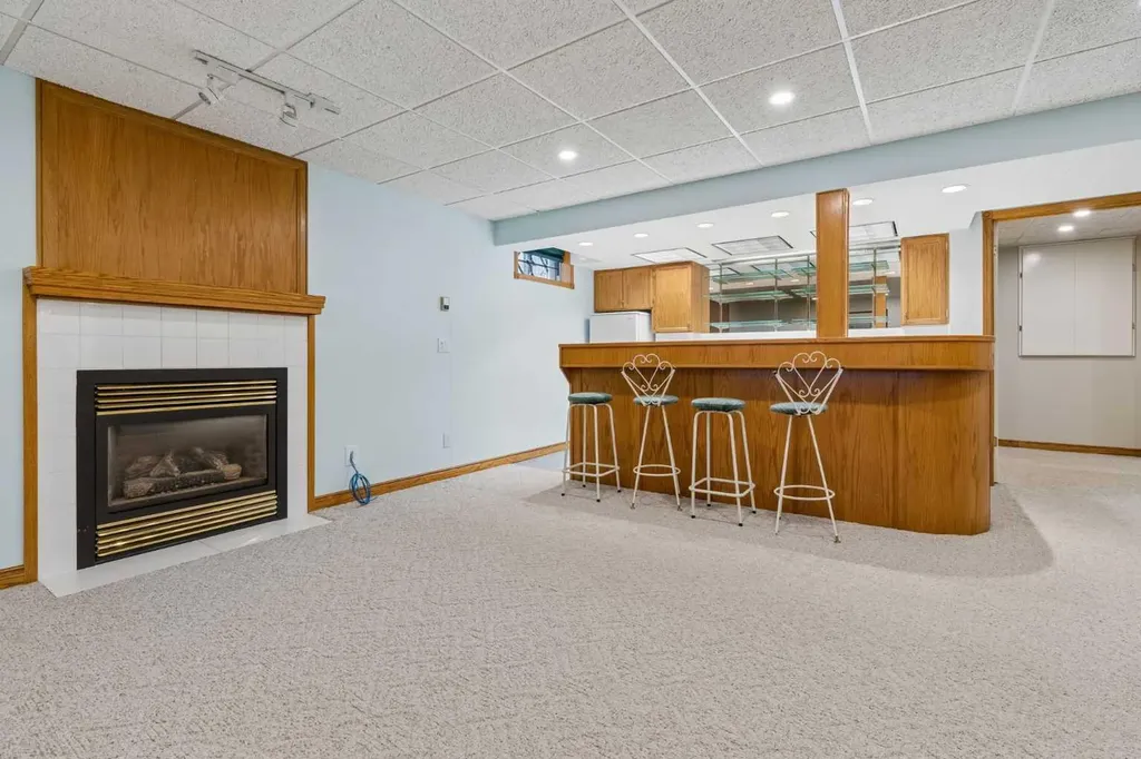 6751 34 Avenue NE Calgary AB T1Y4M1