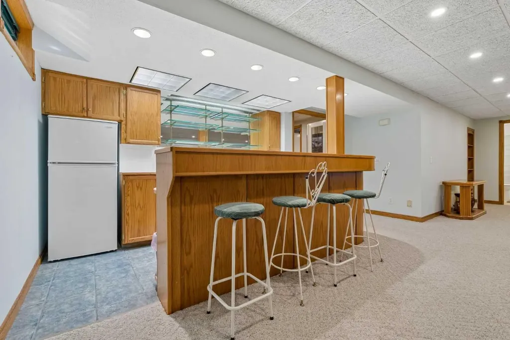 6751 34 Avenue NE Calgary AB T1Y4M1