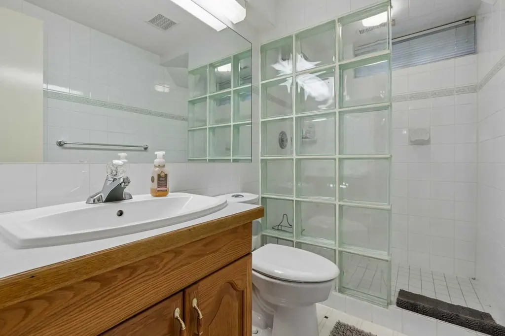 6751 34 Avenue NE Calgary AB T1Y4M1