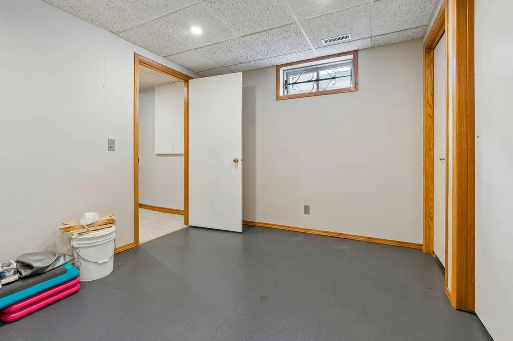 6751 34 Avenue NE Calgary AB T1Y4M1