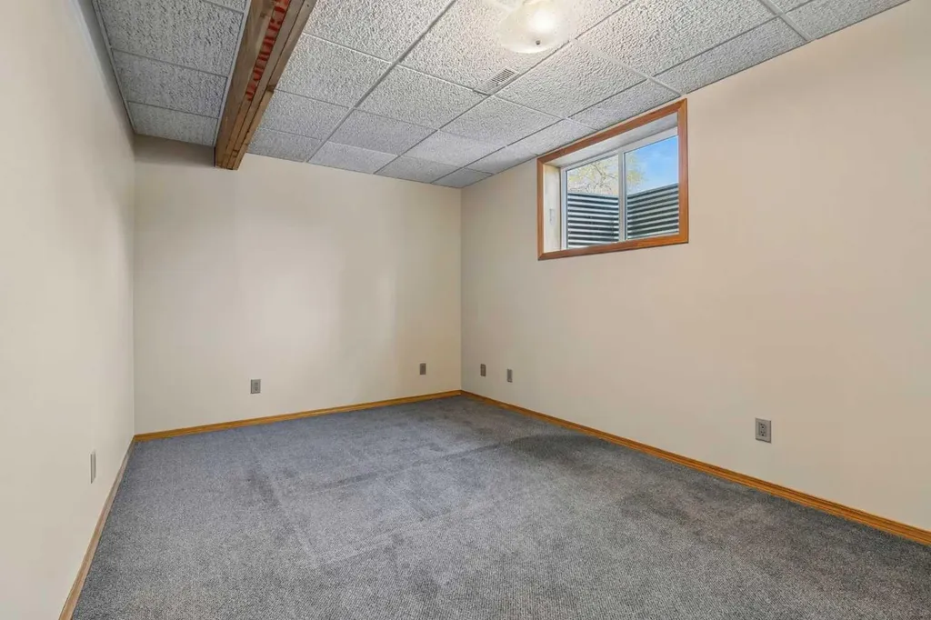 6751 34 Avenue NE Calgary AB T1Y4M1