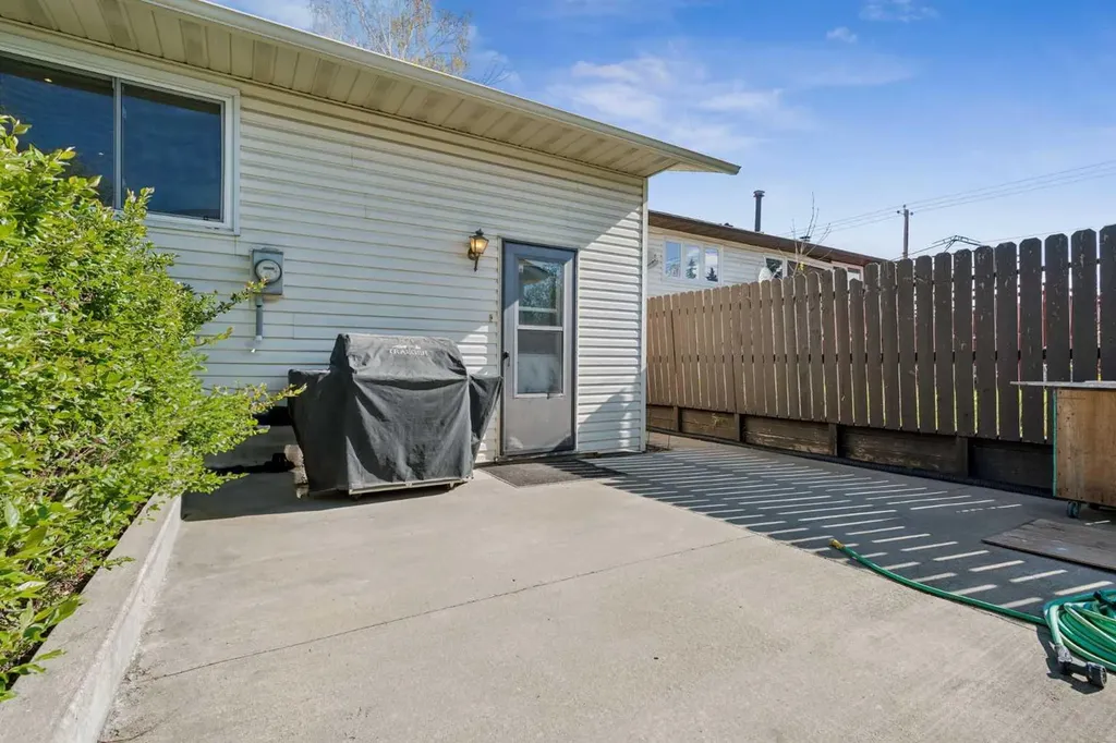 6751 34 Avenue NE Calgary AB T1Y4M1