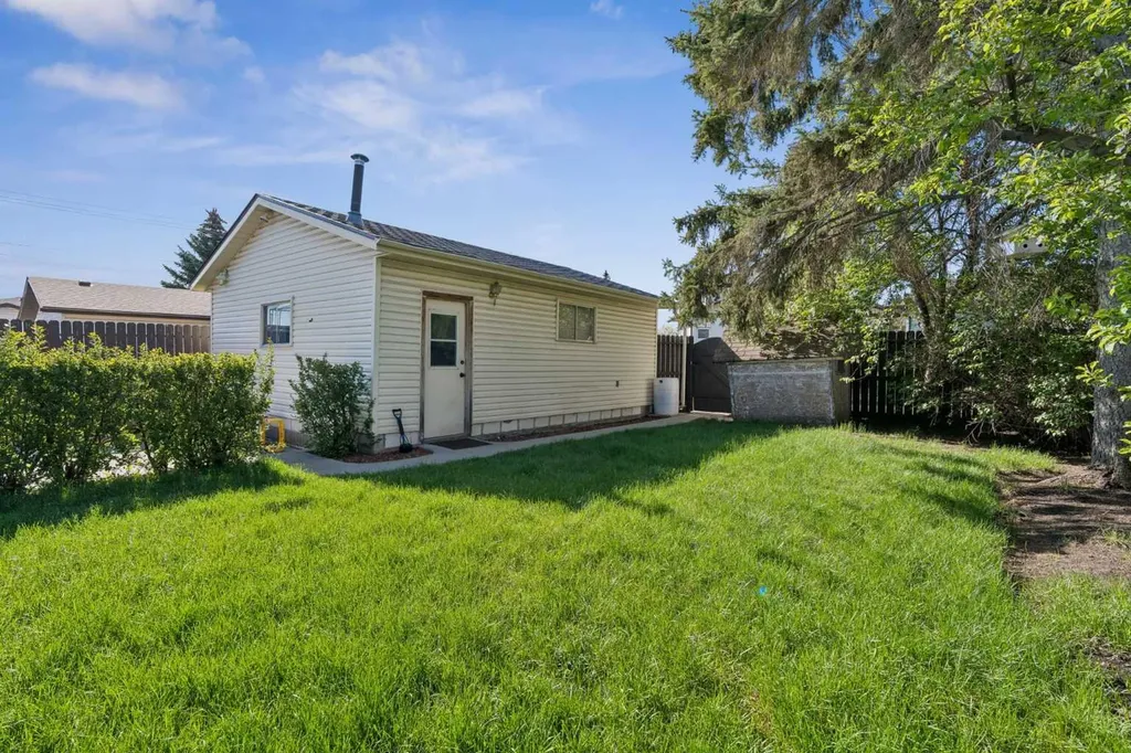 6751 34 Avenue NE Calgary AB T1Y4M1