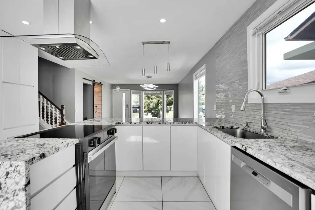 127 Woodstock Road SW Calgary AB T2W5W3