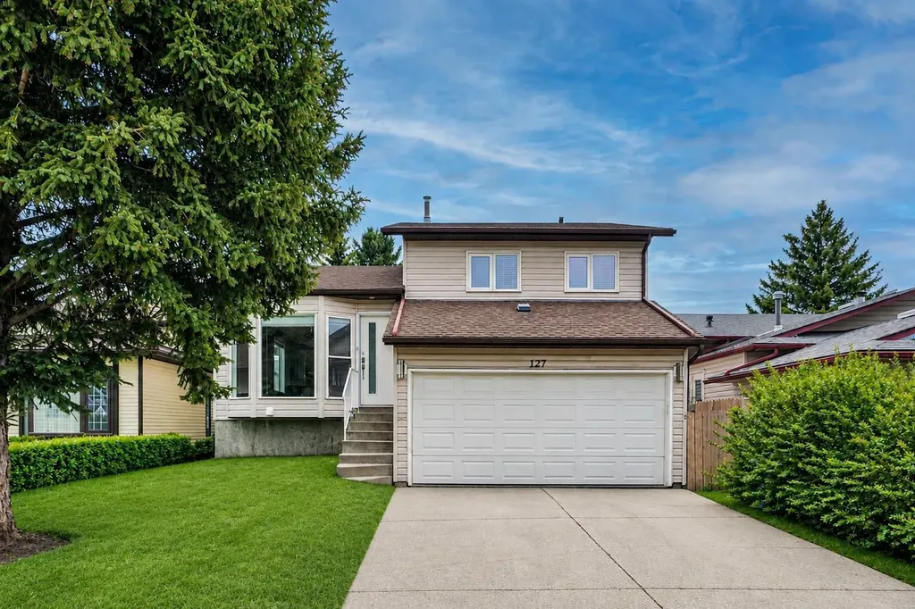 127 Woodstock Road SW Calgary AB T2W5W3