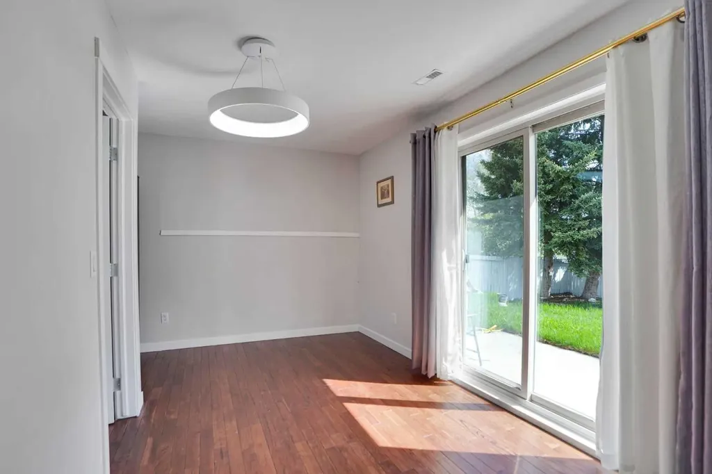 127 Woodstock Road SW Calgary AB T2W5W3