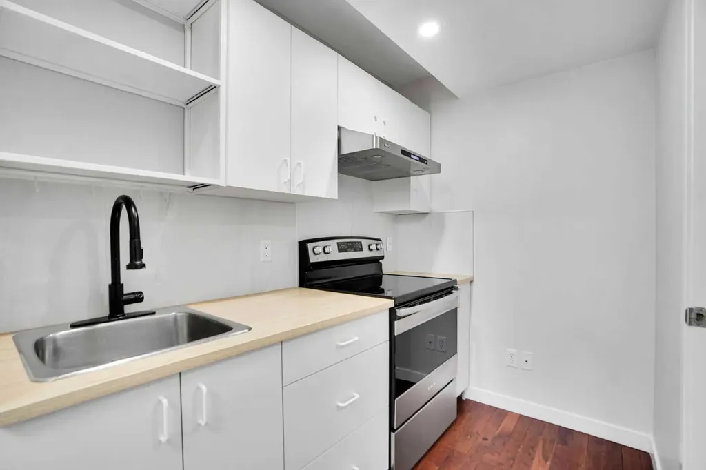 127 Woodstock Road SW Calgary AB T2W5W3