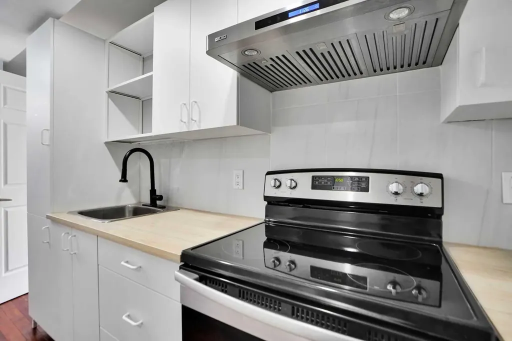127 Woodstock Road SW Calgary AB T2W5W3